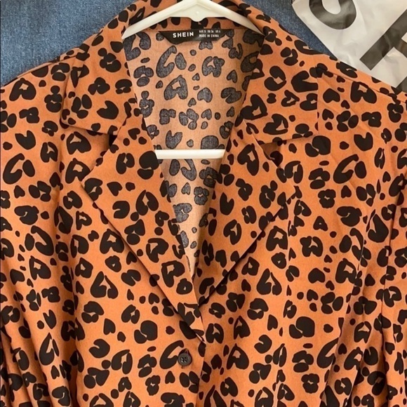 NWT Leopard Print Blouse 5️⃣✖️3️⃣0️⃣ - Picture 3 of 6